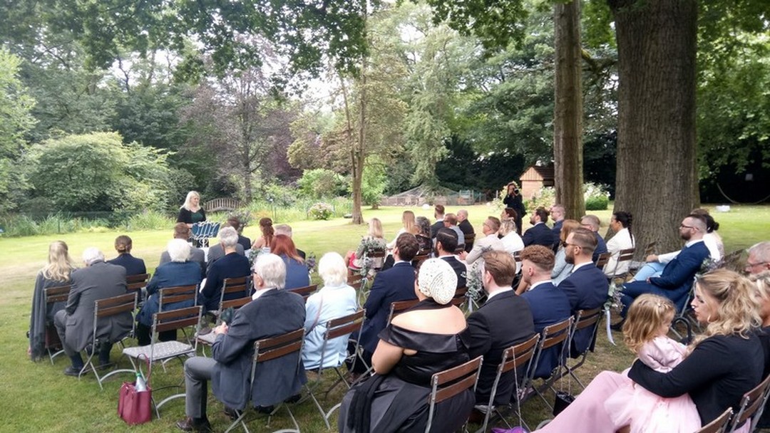 Trauung mit freier Traurednerin im Garten Gut Wahnbek Rastede Ammerland